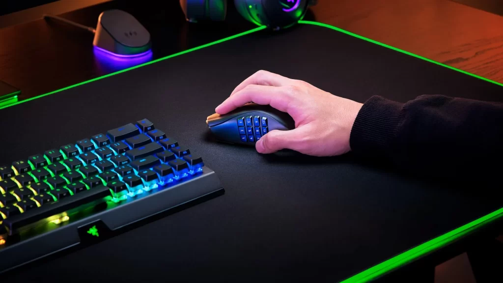 Un metge utilitza un ratolí gaming per agilitzar la consulta Un metge atén els seus pacients amb un ratolí gaming: així aprofita el Razer Naga a la consulta