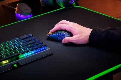 Un metge utilitza un ratolí gaming per agilitzar la consulta Un metge atén els seus pacients amb un ratolí gaming: així aprofita el Razer Naga a la consulta