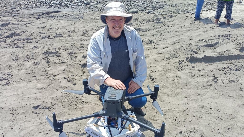 Drones per a la reforestació ràpida i eficient Lauren Fletcher, exingeniero de la NASA, junto a un dron de Flying Forests utilizado para plantar árboles mediante bolas de semillas.