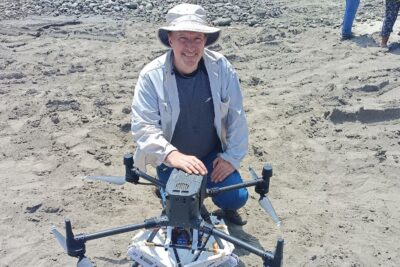 Drones per a la reforestació ràpida i eficient Lauren Fletcher, exingeniero de la NASA, junto a un dron de Flying Forests utilizado para plantar árboles mediante bolas de semillas.