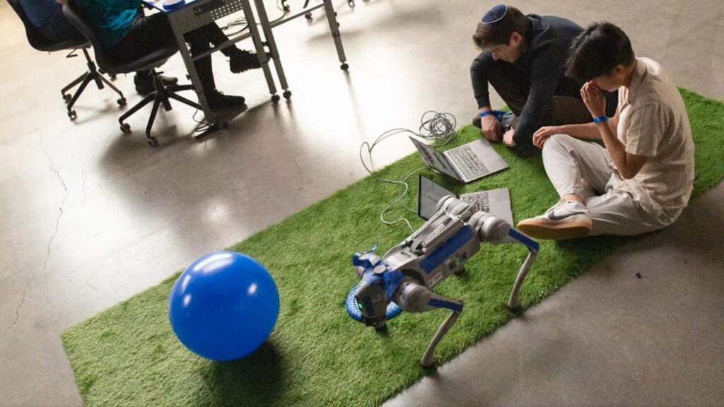 L'IA física avança en el món real amb robots Robot cuadrúpedo utilizado en Project Fetch mientras Claude Opus 4.7 de Anthropic controla la cámara, el sensor LiDAR y el software del experimento.