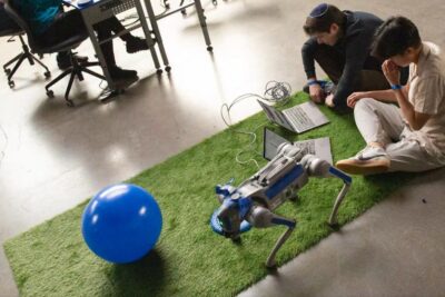 L'IA física avança en el món real amb robots Robot cuadrúpedo utilizado en Project Fetch mientras Claude Opus 4.7 de Anthropic controla la cámara, el sensor LiDAR y el software del experimento.