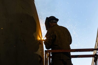 La energia de les onades com a solució per a la intel·ligència artificial Operario soldando una estructura metálica durante la fabricación de un módulo de Panthalassa para infraestructura energética marina.