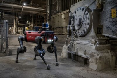 Un gos robot salva una fàbrica de pèrdues amb la seva tecnologia Perro robot ANYmal inspeccionando una trituradora en una cementera tras detectar una grieta crítica en los cimientos.