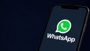 Aplicación de WhatsApp en un smartphone durante el debate europeo sobre privacidad y soberanía digital.