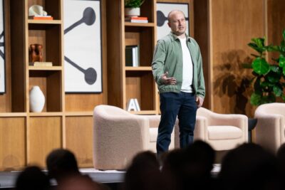 El desenvolupament de programari canvia: nous rols i responsabilitats Boris Cherny, responsable de Claude Code en Anthropic, durante una conferencia sobre inteligencia artificial y desarrollo de software.
