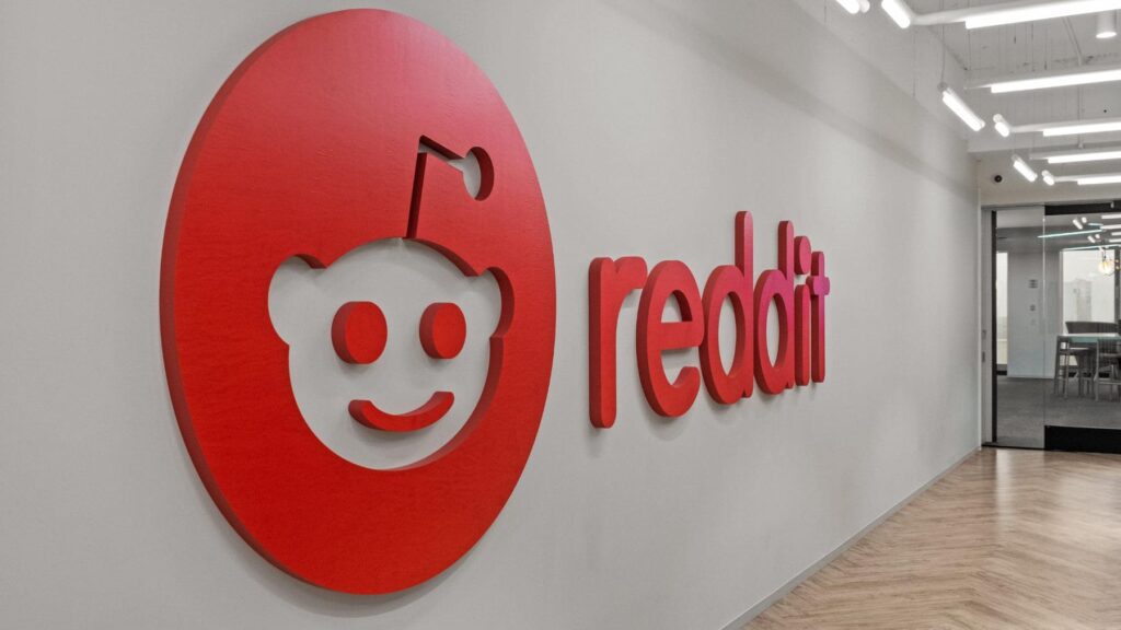 La intel·ligència artificial canvia la nostra forma de comunicar-nos Logotipo de Reddit en sus oficinas durante la noticia sobre las declaraciones de Steve Huffman acerca del futuro de la inteligencia artificial.