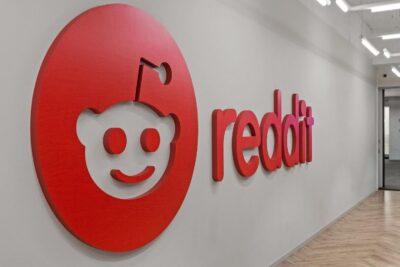 La intel·ligència artificial canvia la nostra forma de comunicar-nos Logotipo de Reddit en sus oficinas durante la noticia sobre las declaraciones de Steve Huffman acerca del futuro de la inteligencia artificial.